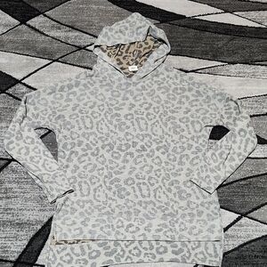 BKE CHEETAH PRINT CONTRASTING DROPTAIL BACK LONG-SLEEVE HOODIE SWEATSHIRT